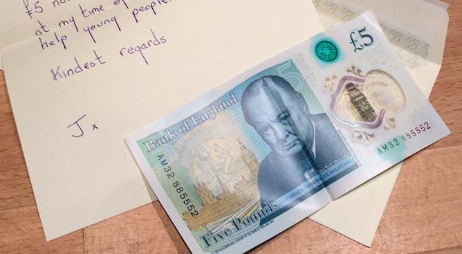 Ирландка случайно нашла редкую купюру стоимостью в 50 000 фунтов и отдала её на благотворительность