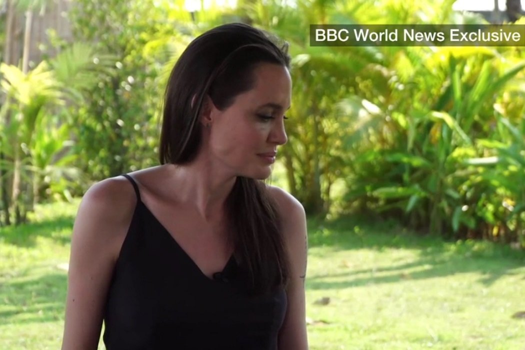 Анджелина Джоли впервые в интервью заговорила о разводе и даже немного всплакнула