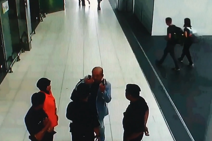 Видео с нападением двух девушек на брата Ким Чен Ына в аэропорту попало в социальные сети