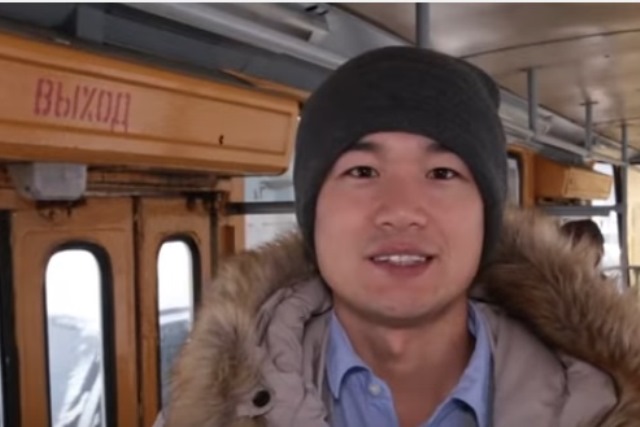 «Не беспокойтесь! Это Россия». Студент из Китая учит пользоваться общественным транспортом в Екатеринбурге