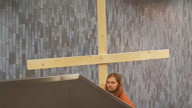 Видео: парень в костюме Иисуса сломал метро своим крестом