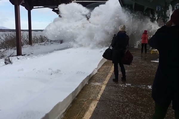 Пассажиров, снимавших прибытие поезда в Нью-Йорке, с головой засыпало снегом из-под колёс