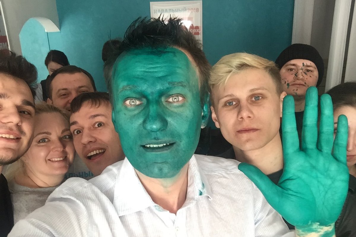 «То ли Маска, то ли Аватар». Навального облили зелёнкой, но он всё равно снялся в новом ролике