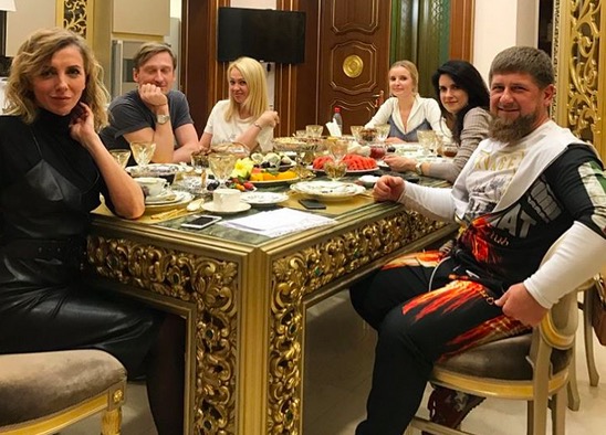 На показ дочери Кадырова в Грозном собрали столичную модную тусовку, несмотря на неделю моды в Париже