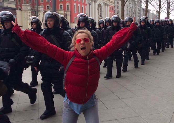 В полёте с ноги. ОМОНовец потерял сознание после удара на протестном шествии в Москве