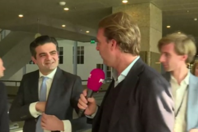 Политик из Дании спрятал еду в карман пиджака, чтобы дать интервью. Но не верьте тому, что видите