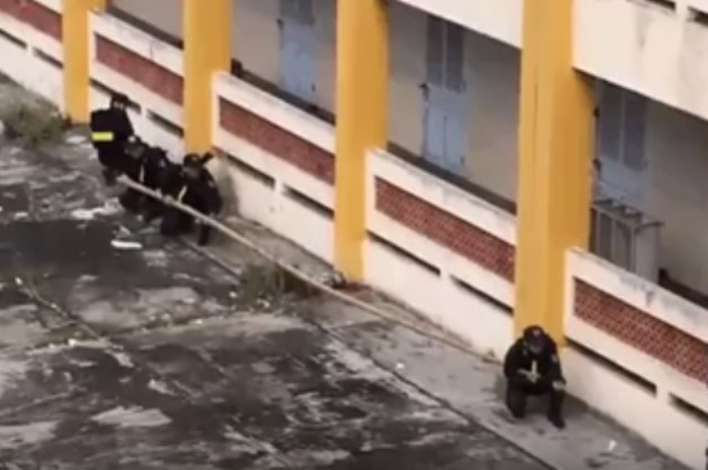 Видео: военные из Вьетнама поднимаются на третий этаж по стене с помощью палки