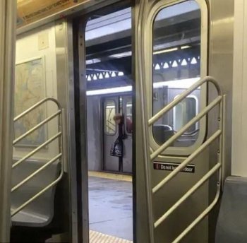 Женщина застряла головой в дверях метро, но проходящие мимо люди её игнорировали