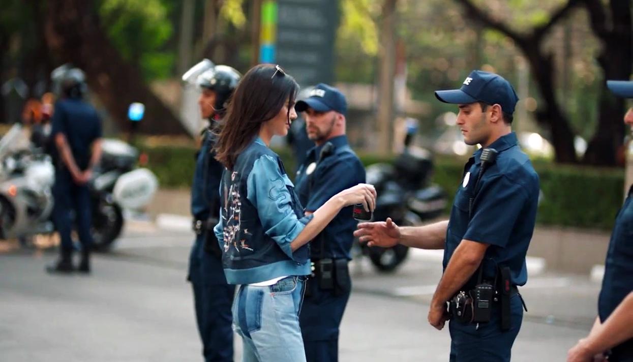 Реклама Pepsi о протестах и примирении с помощью банки газировки разгневала, похоже, всех в твиттере