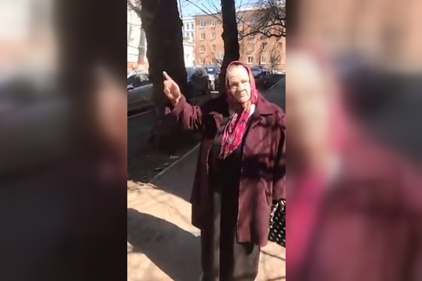 Бабушка из Иркутска, ругавшая пешеходный переход, стала звездой интернета. И уже не в первый раз