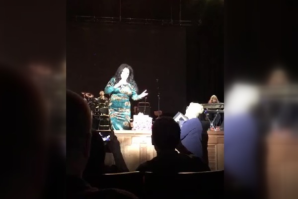 Сенатор Мизулина выложила в твиттер видео, на котором певица Лолита встаёт перед ней на колени
