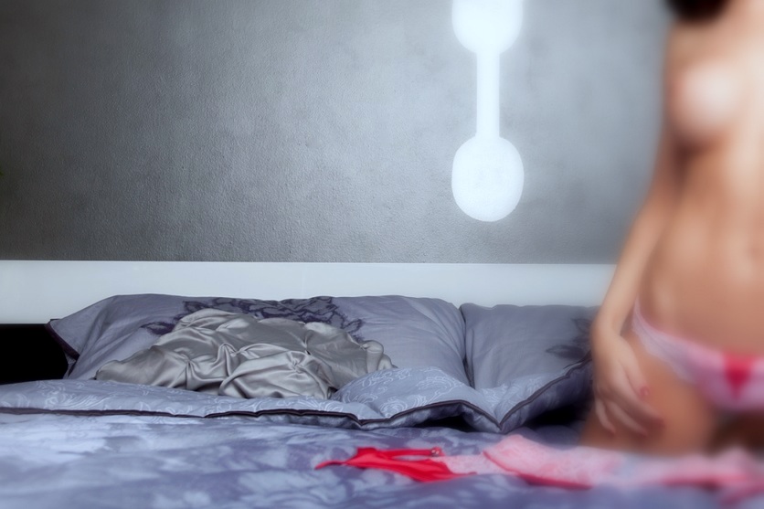 На PornHub появился критик постельного белья. Он оставляет под роликами отзывы о нём и оценки по 10-балльной шкале