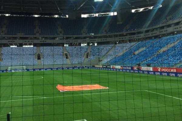 Первая игра «Зенита» на новом стадионе: полупустые трибуны, засохший газон, текущая крыша, ярость твиттера