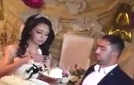 «Он что, женился из-за торта?» На Reddit ошарашены восточной свадьбой, где жених ведёт себя странно