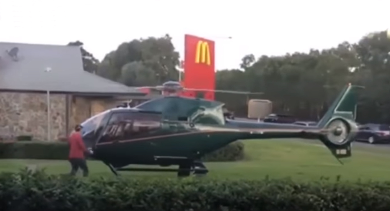 В Австралии вертолёт залетел за заказом в «Макдоналдс». Просто потому что он может