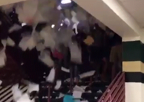 Бумажный водопад. Старшеклассники из США придумали эпичный способ сказать «прощай» своей альма-матер