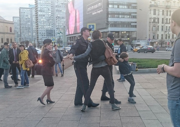 Полиция задержала в центре Москвы 10-летнего мальчика, читавшего прохожим Гамлета