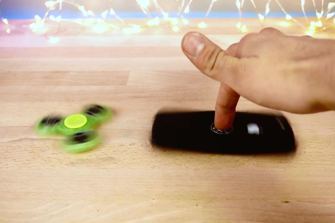 Блогер превратил айфон за 700$ в крутилку Fidget Spinner. А потом ещё три айфона