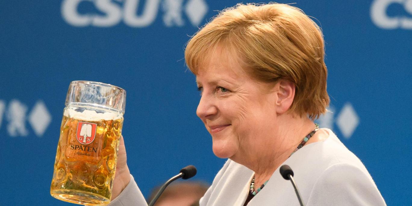 «Кончил дело — гуляй смело!» Меркель закончила речь с критикой Трампа и США большой кружкой пива