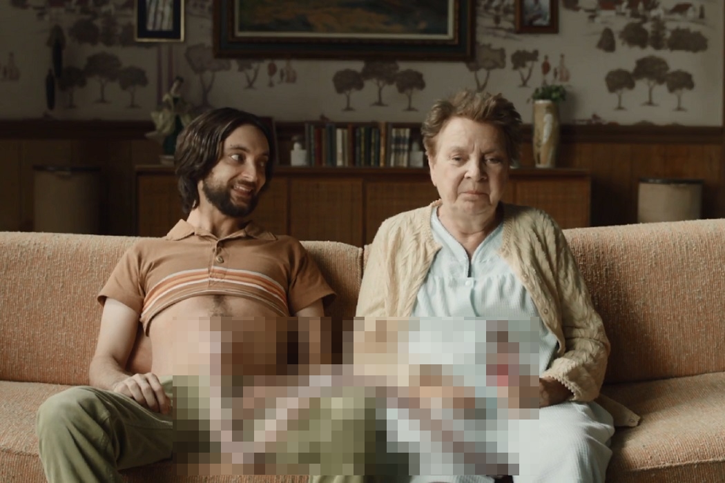 Skittles снял рекламный ролик ко Дню матери в США, в котором взрослого мужика с мамой связывает пуповина