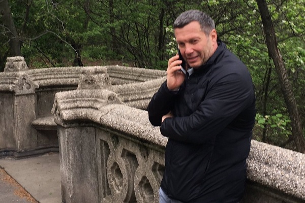 Владимира Соловьёва застукали на прогулке в Нью-Йорке, и он оправдывается