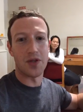Цукерберг вернулся в своё общежитие и показал стол, за которым создал Facebook