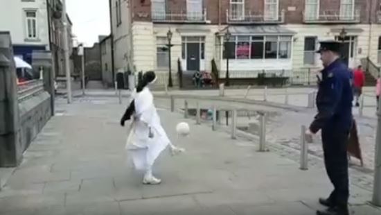 «Нужен повторный матч!» Монахиня и полицейский чеканят мяч, а в интернете решают, кто из них выиграл