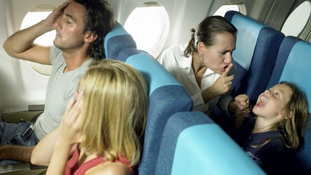 «Можно мне рейс без людей». В фейсбуке спорят, с кем хуже летать — с детьми или с пьяными мужиками
