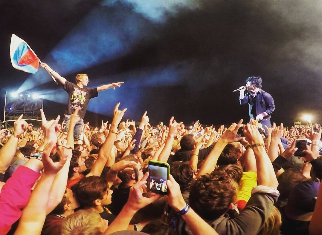 «Мы все в ожидании неизвестного». Вокалист Green Day дал спеть песню фанату с российским флагом