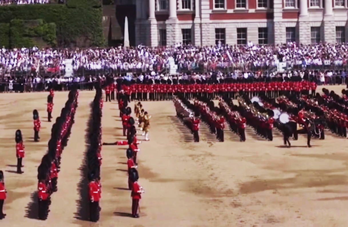 «Королева не убьёт вас!» Пятеро британских гвардейцев потеряли сознание во время парада в честь королевы