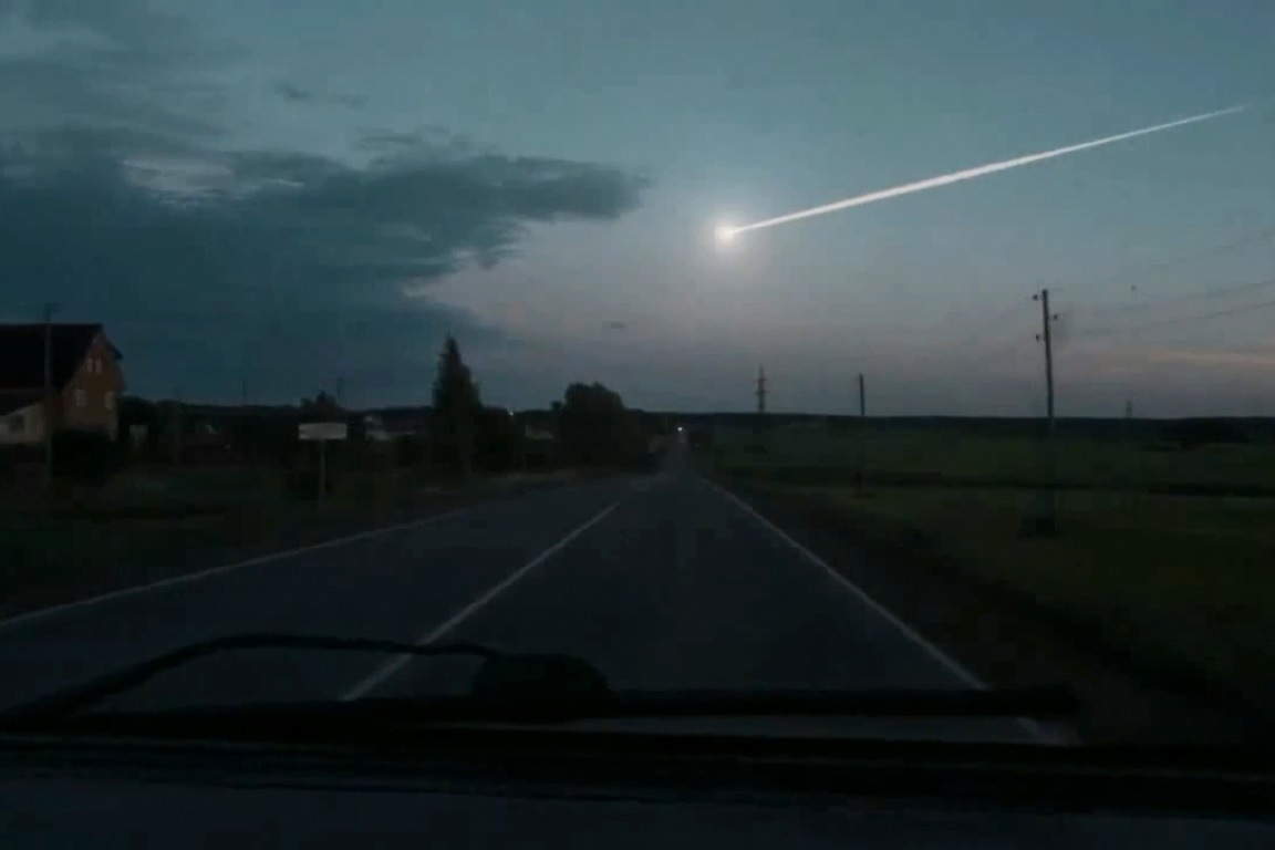 В Домодедове водитель снял на видеорегистратор яркий метеор, и пользователи вспомнили об астрономии