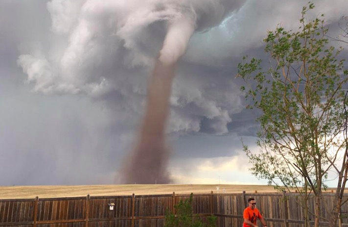 «Я за ним приглядывал». Канадец, подстригающий газон на фоне огромного торнадо, как образец спокойствия
