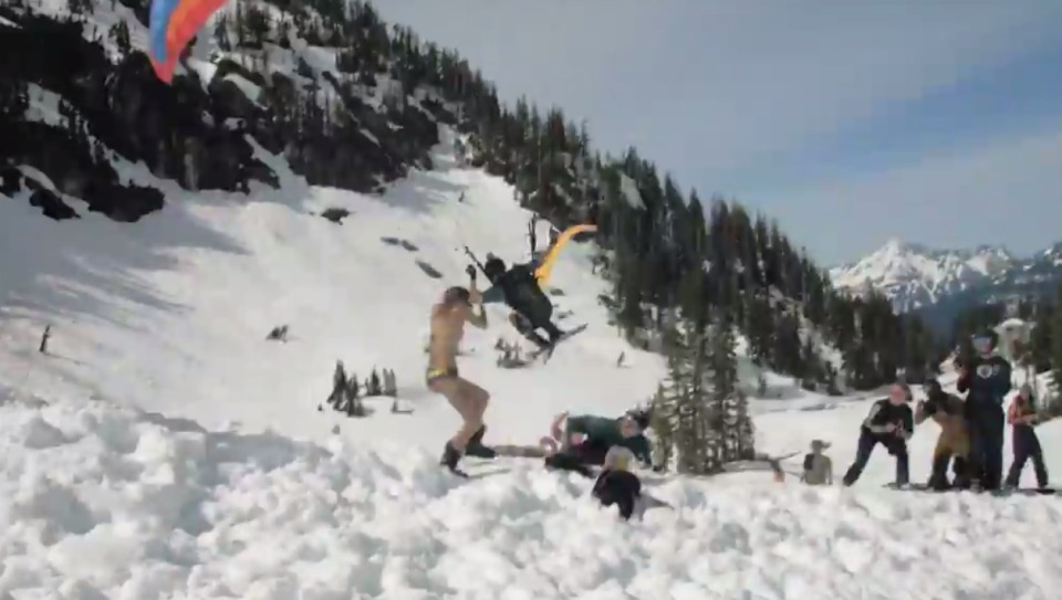Лыжник-парашютист едва не сбил девушку в бикини на приземлении