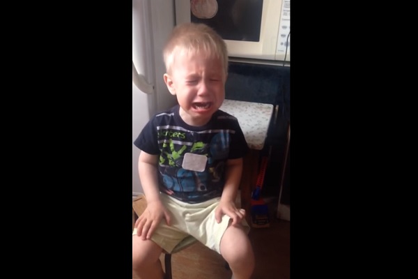 Мальчик заплакал из-за грустной песни про собаку, но хочет слушать её снова, и зрители сами плачут от умиления