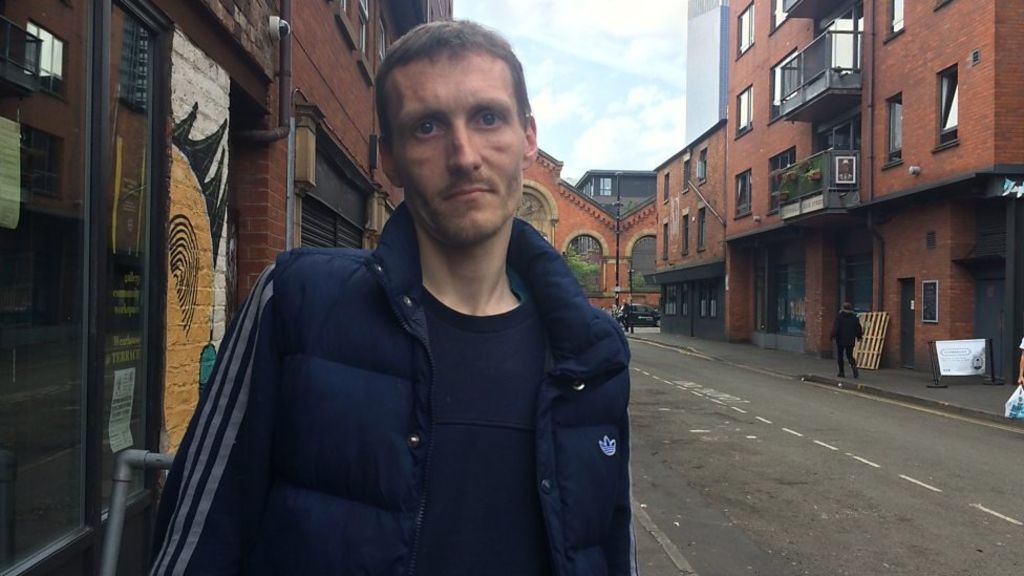 Молодая мать написала, что бездомный, помогавший жертвам теракта в Манчестере, не заслужил полученное жильё. Зря