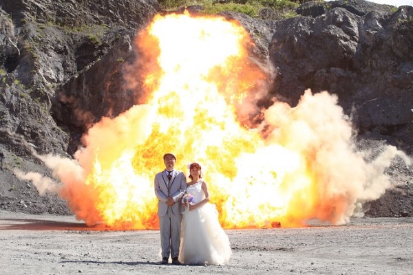 Японская пара решила переснять свадебную фотосессию спустя два года и устроила взрыв. Буквально