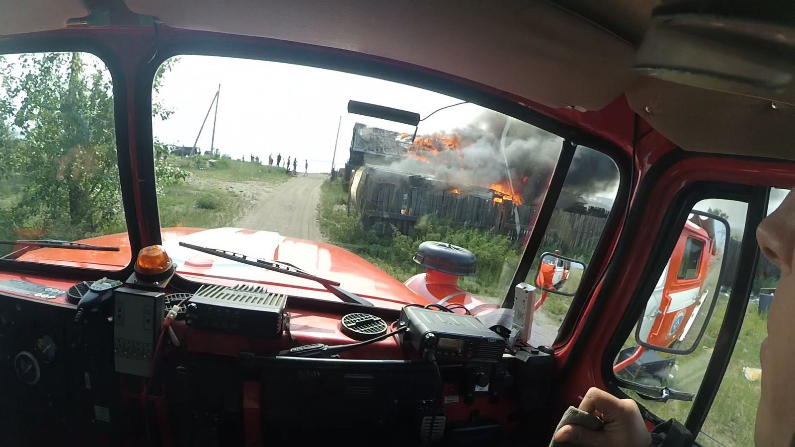 Пожарный из России тушит горящий дом под эпичную музыку, и это похоже на настоящее кино