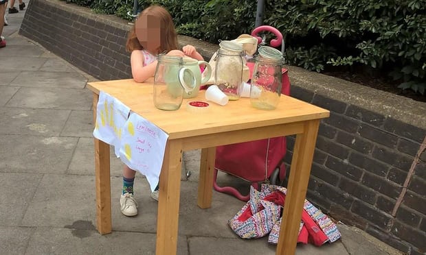 Пятилетней девочке выписали штраф на 150 фунтов стерлингов за незаконную продажу лимонада