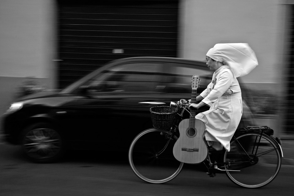 На пути к Богу. Пользователи сети обсуждают монашку, мчащую на велосипеде по трассе в полном одеянии