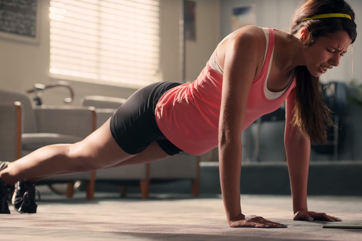 Nike выпустил новую женскую коллекцию, но на её рекламе у модели что-то не так с ногой