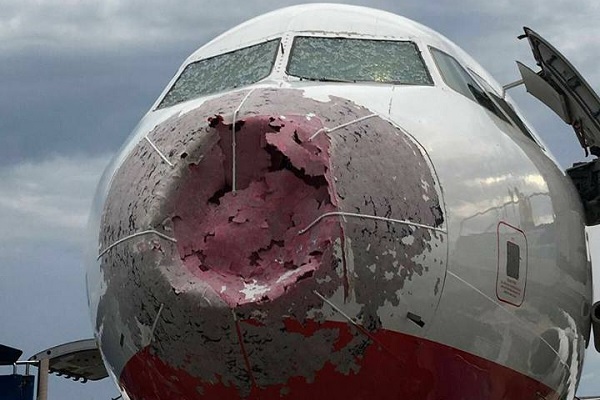 «Он не сядет!» Самолёт в Стамбуле попал под град при взлёте и приземлился с разбитым носом