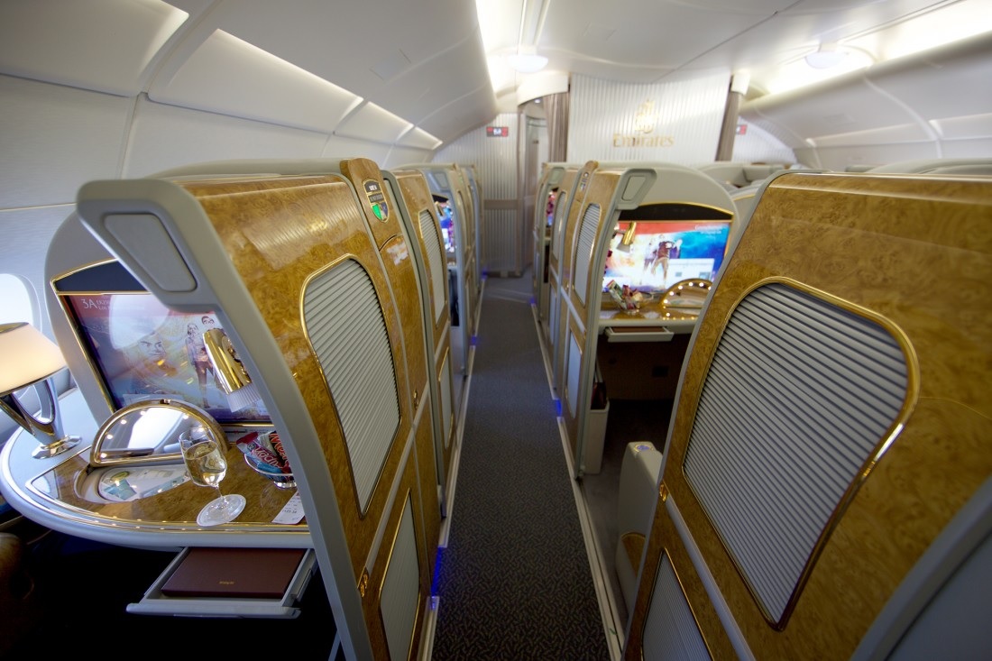 Пассажир Emirates снял видео, как стюардессы в первом классе сливают не выпитое шампанское в бутылку