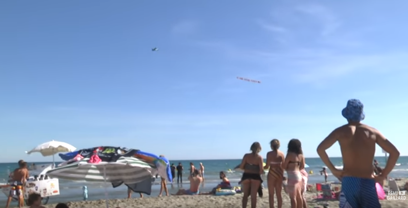 Французский комик оскорбил туристов на пляже с самолёта и случайно спас одного из них
