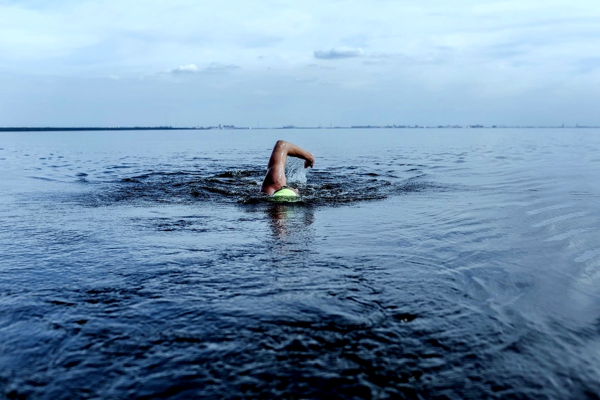 Петербуржец проплыл по Неве 74 километра, но его рекорд зафиксировала полиция, составив протокол