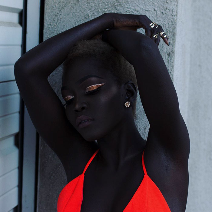 «Это цвет силы и гордости». Модель из Судана завоёвывает инстаграм благодаря нереально тёмному цвету кожи