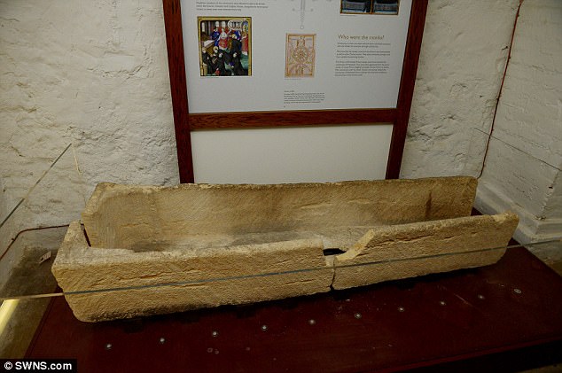 Британцы случайно сломали 800-летний гроб, пытаясь положить в него ребёнка для фото