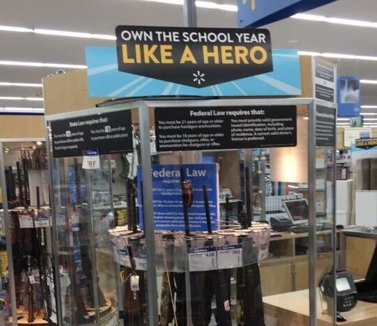 Американский гипермаркет повесил рекламный баннер не туда и случайно прорекламировал оружие в школах