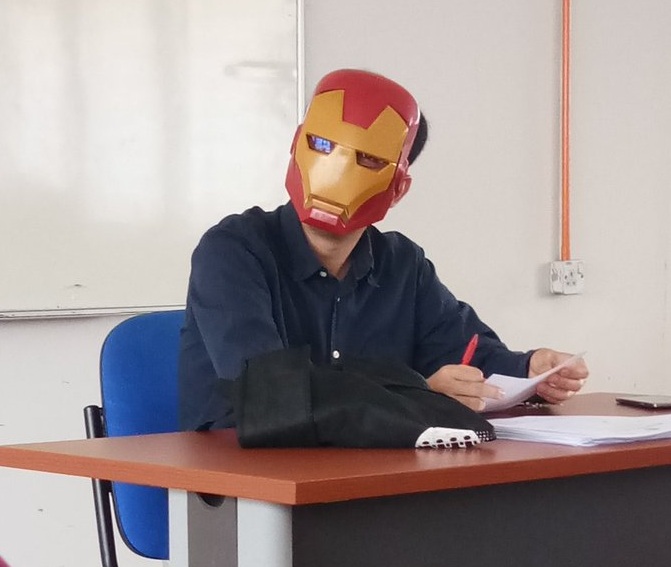 Преподаватель пришёл на лекцию в маске Железного человека. Почему это хорошо для студентов?