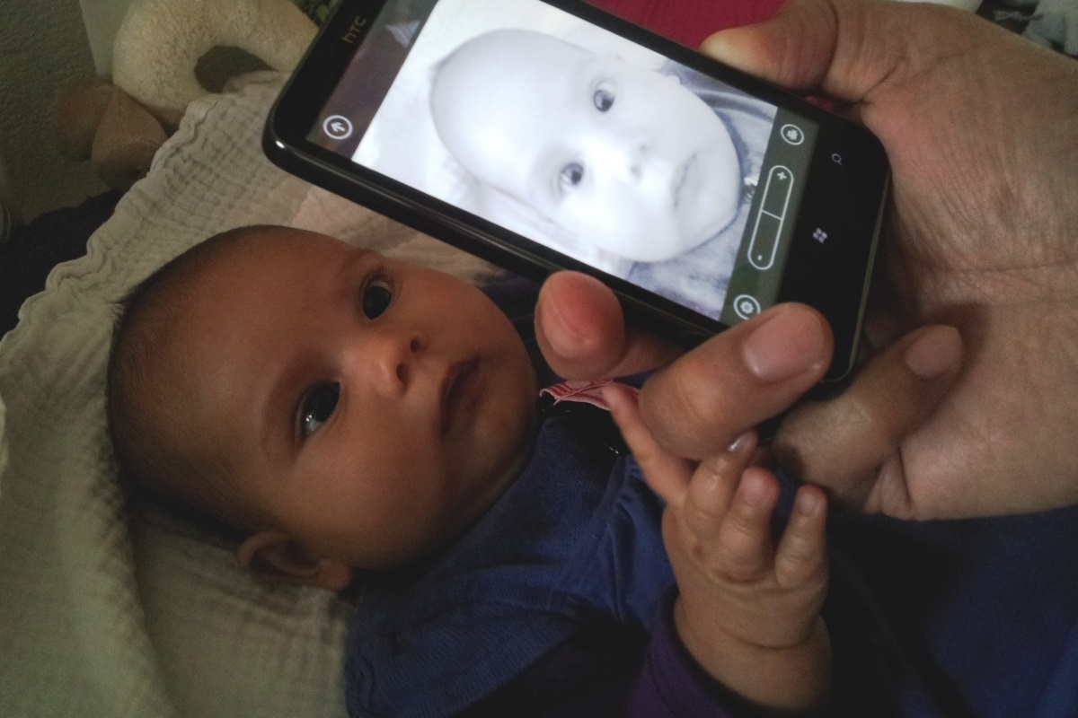 Младенец прекращает истерику, лишь получая в руки смартфон. Смешное вроде бы видео наводит на пугающие мысли