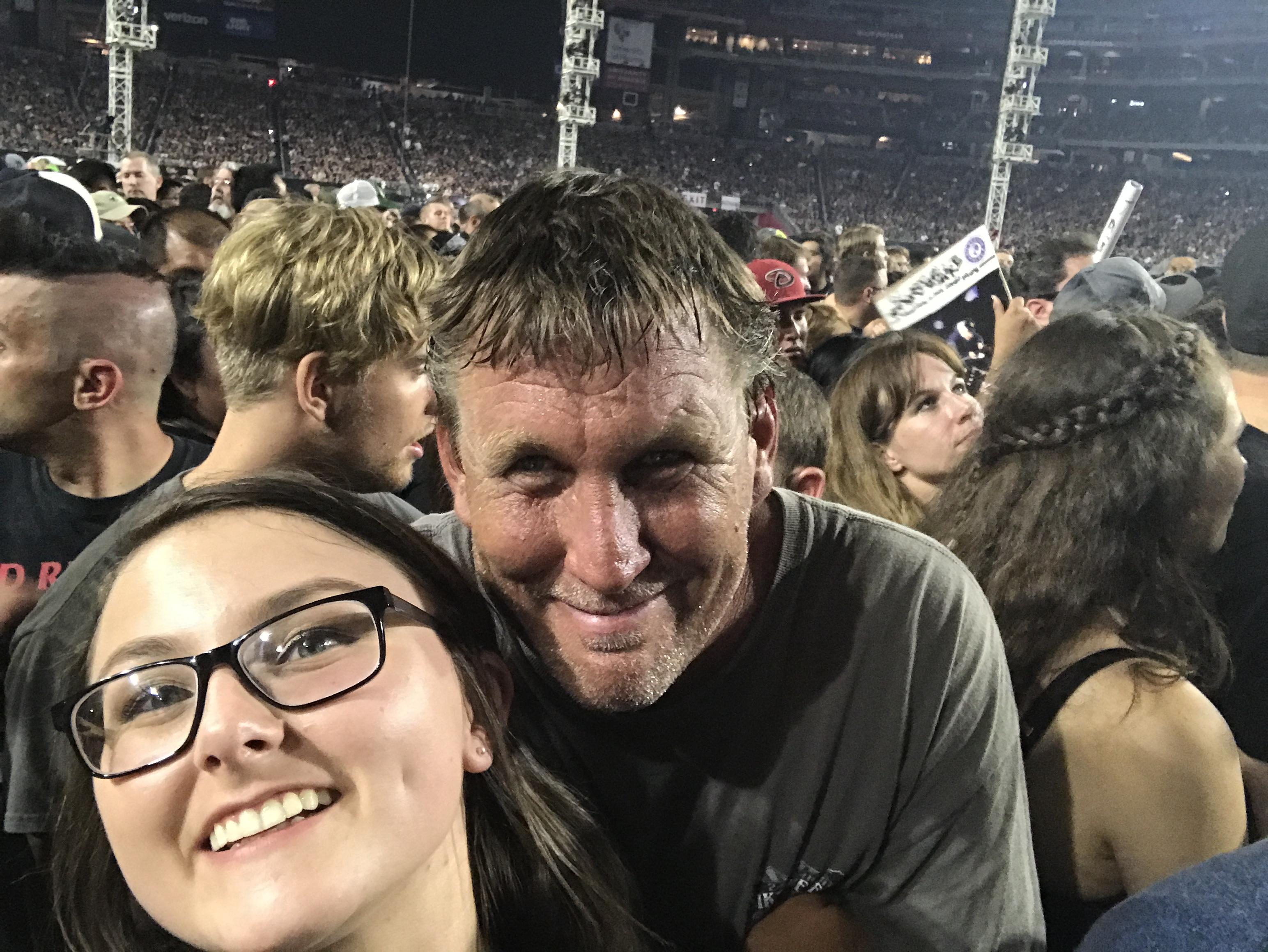 Папа подсадил дочку на музыку группы Metallica. Дочка выросла и сводила папу на концерт в вип-ложу